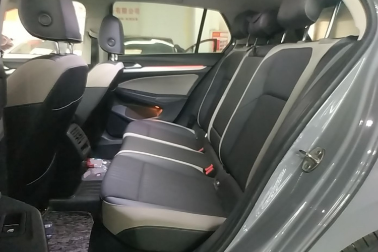 Volkswagen Golf 2021 car image #17
