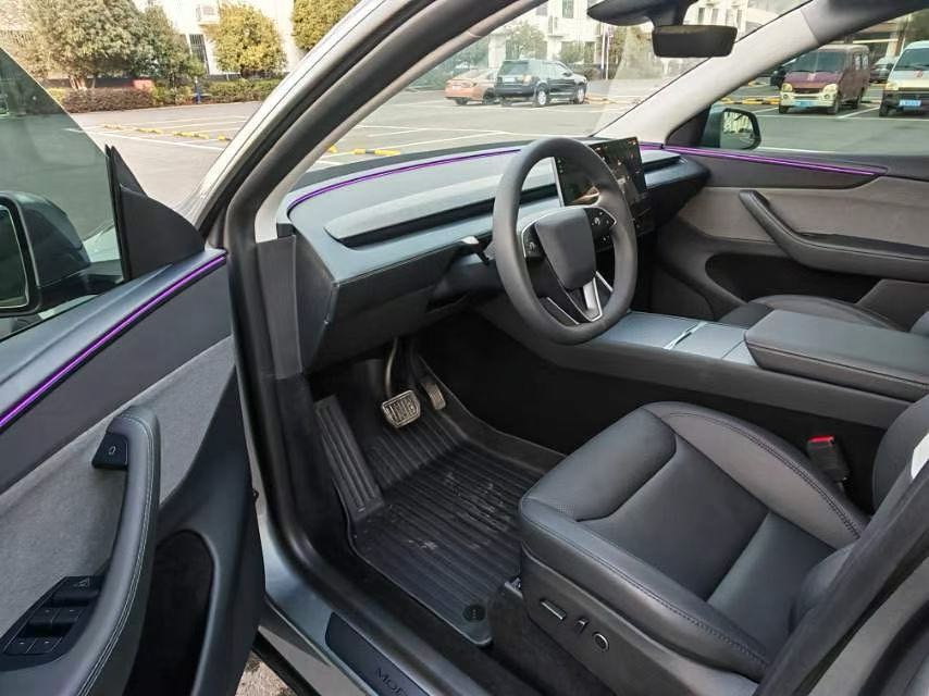 Tesla Model Y 2025 #5 Tesla Model Y 2025 car image #5