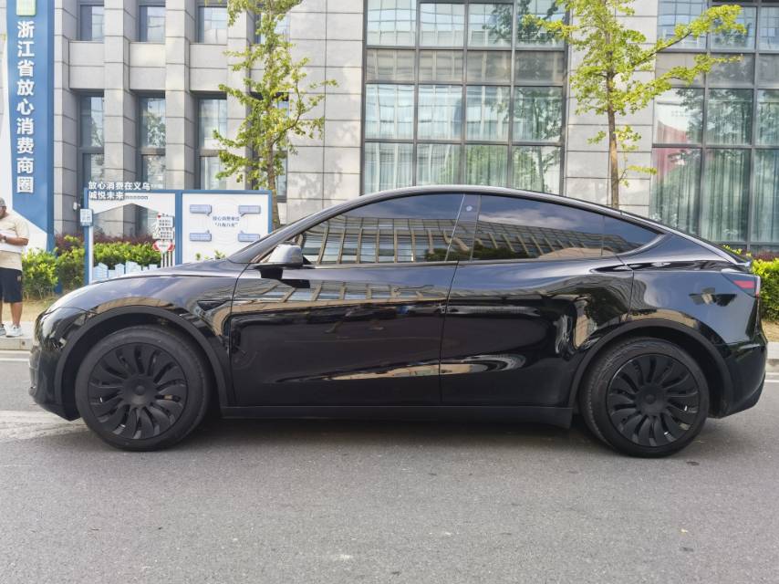 Tesla Model Y 2023 car image #4