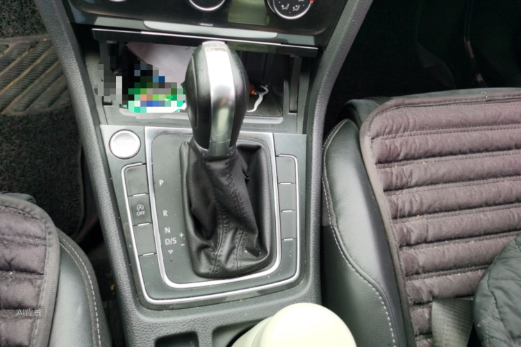 Volkswagen Golf 2018 car image #16