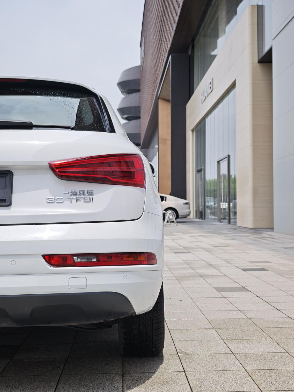 Audi Q3 2018 car image #10