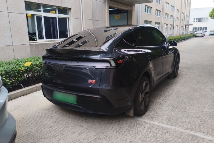 Tesla Model Y 2025 car image #5