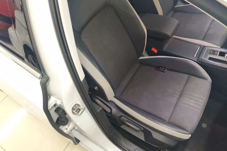 Volkswagen Golf 2022 car image #24