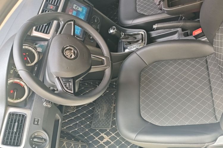 Skoda Rapid 2018 car image #16