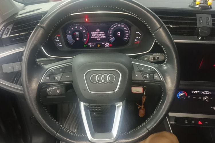 Audi Q3 2020 car image #11