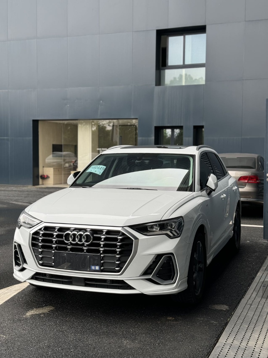 Audi Q3 2022 car image 
