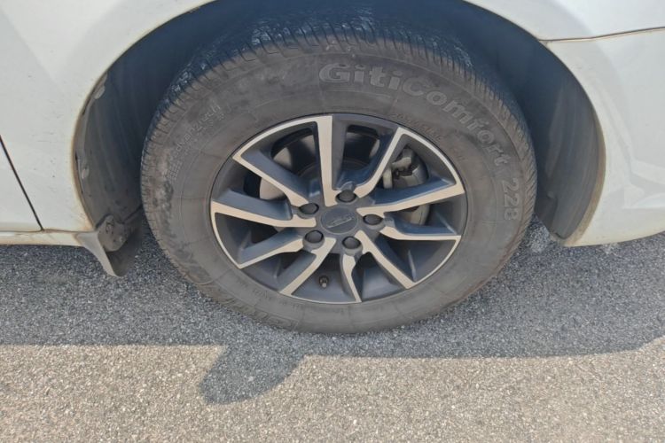 2019 car image #9