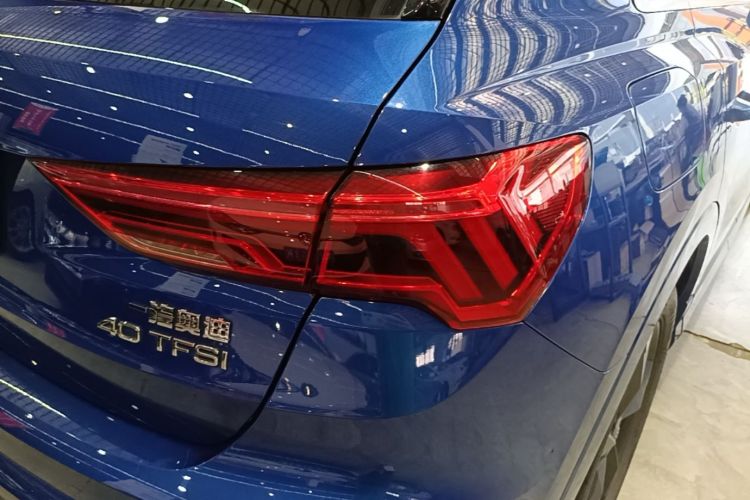 Audi Q3 2019 car image #8