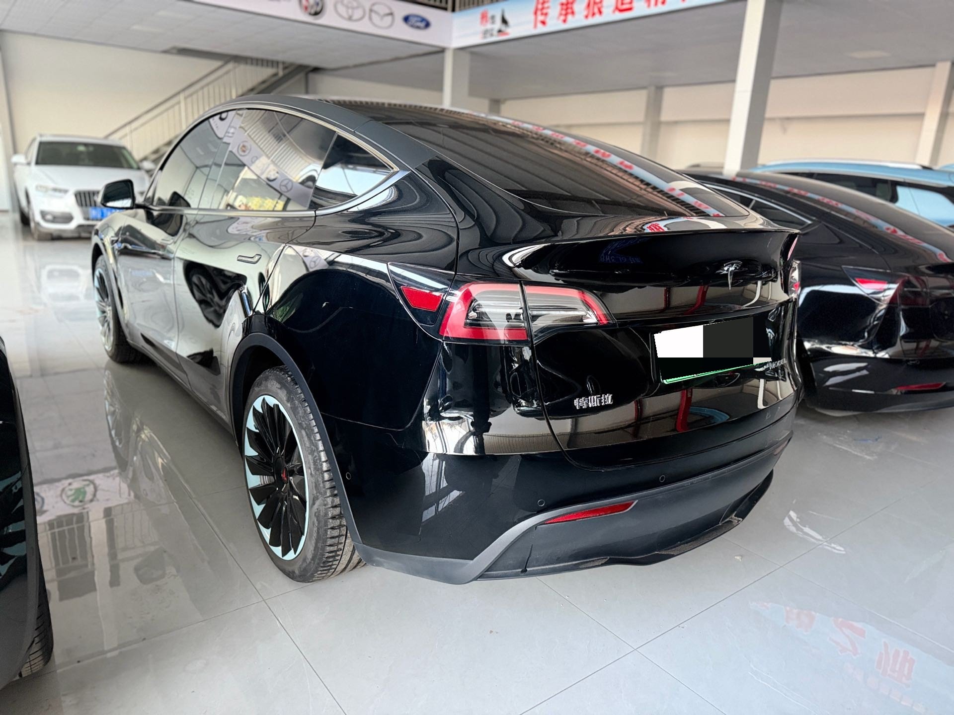 Tesla Model Y 2023 #4 Tesla Model Y 2023 car image #4