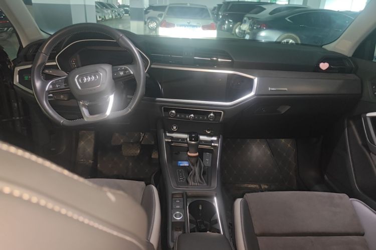 Audi Q3 2021 car image #9