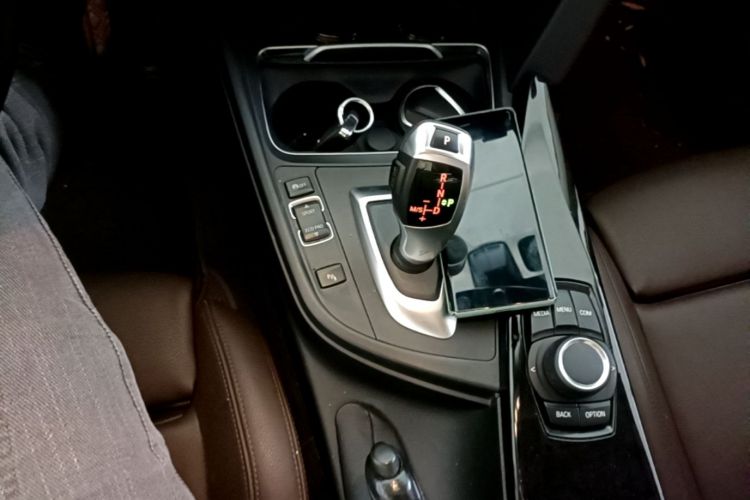 BMW 3 Series 2018 #16 BMW 3 Series 2018 car image #16