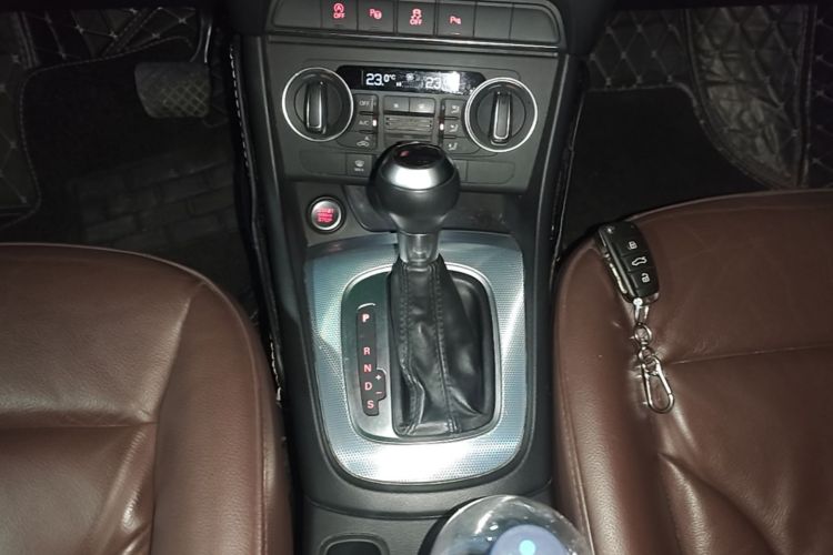 Audi Q3 2018 car image #14