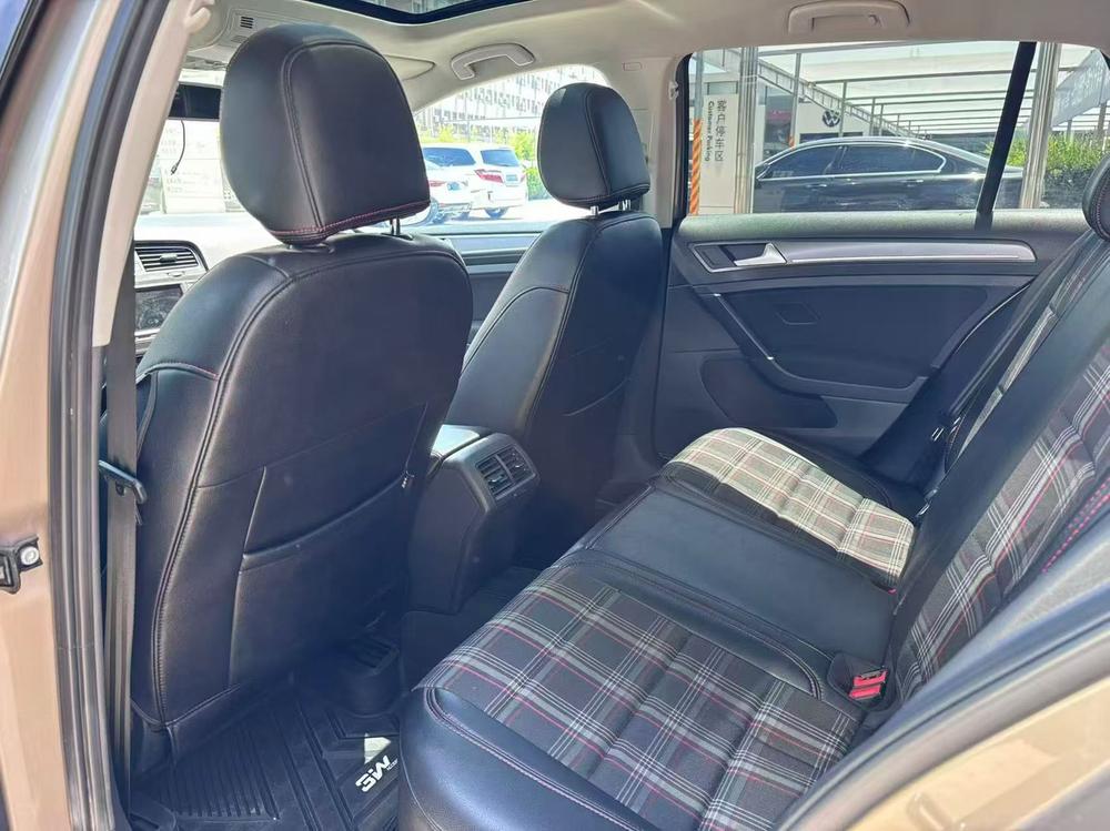 Volkswagen Golf 2017 car image #9