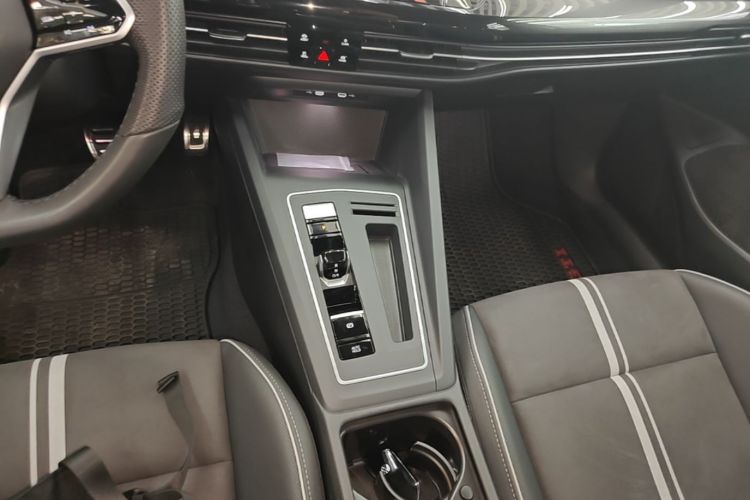 Volkswagen Golf 2023 car image #18