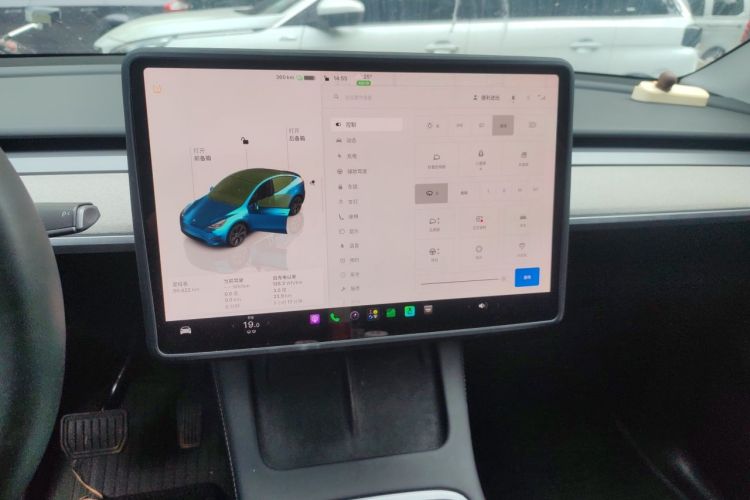 Tesla Model Y 2023 car image #13