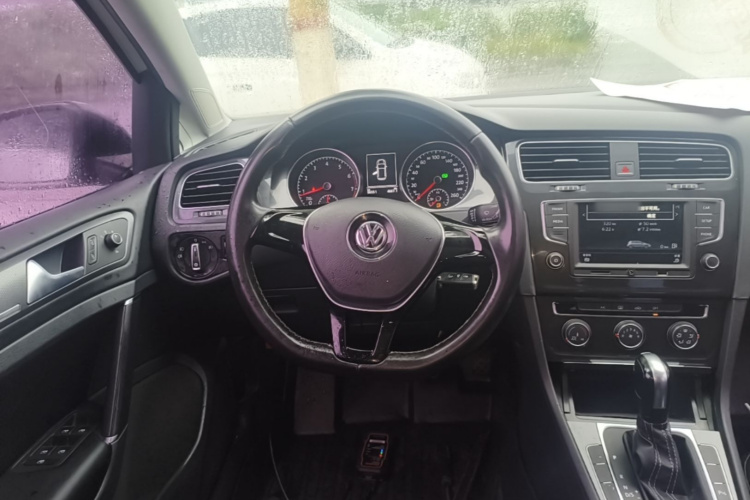 Volkswagen Golf 2017 car image #11