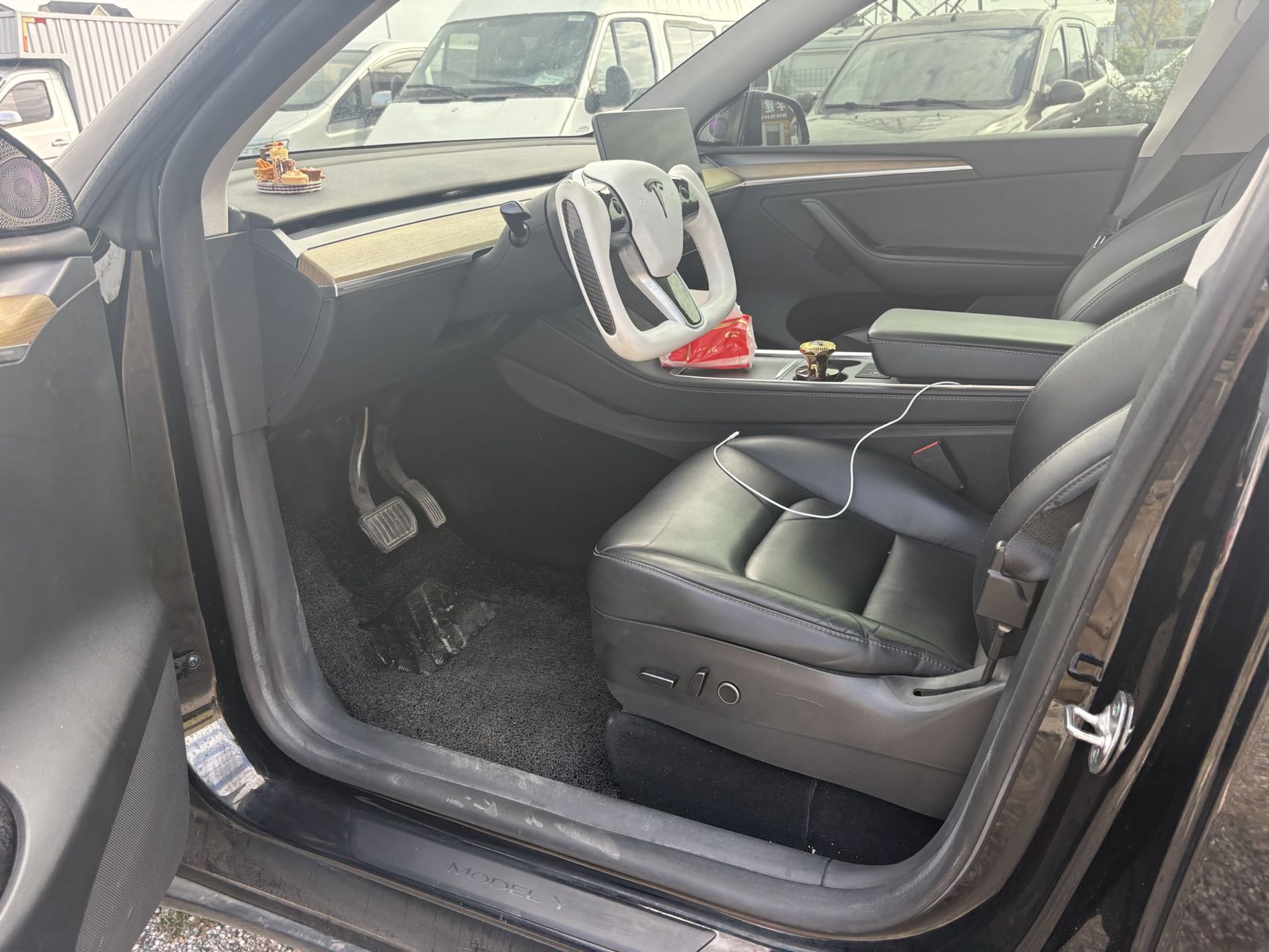 Tesla Model Y 2023 car image #7