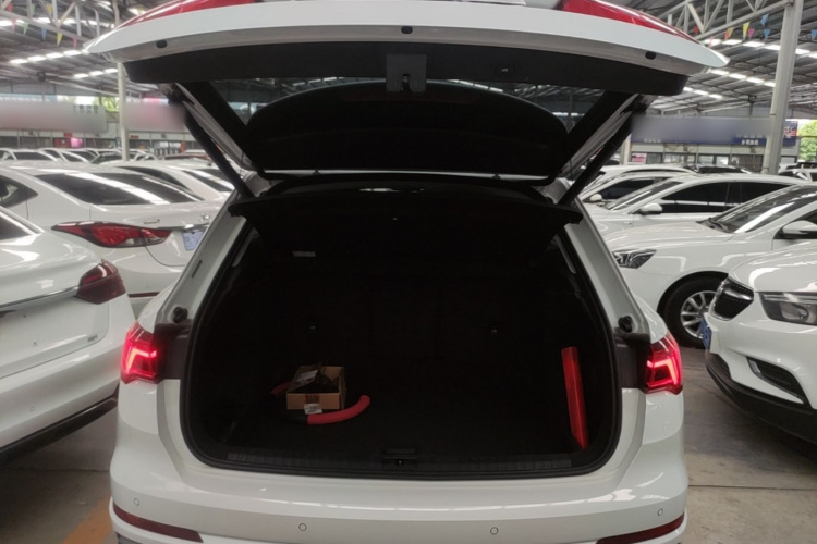 Audi Q3 2020 car image #19