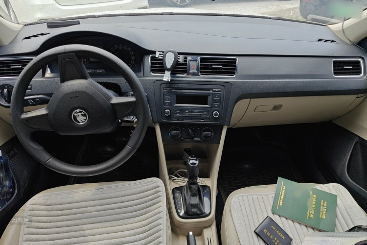 Skoda Rapid 2015 car image #11
