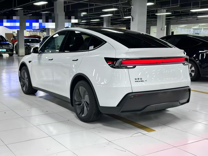 Tesla Model Y 2026 car image #8