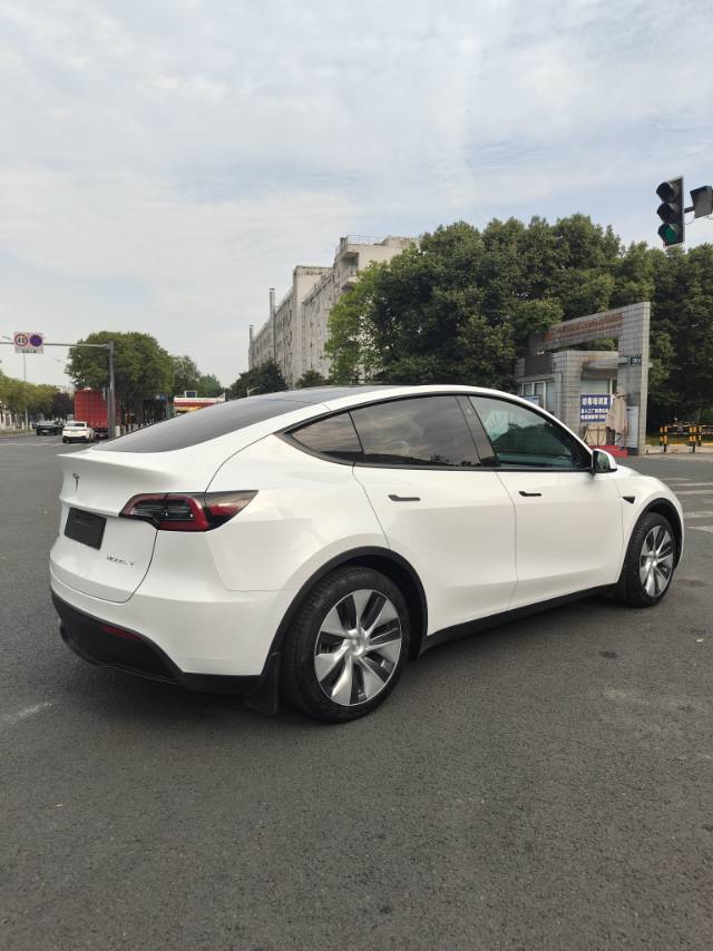 Tesla Model Y 2023 #4 Tesla Model Y 2023 car image #4