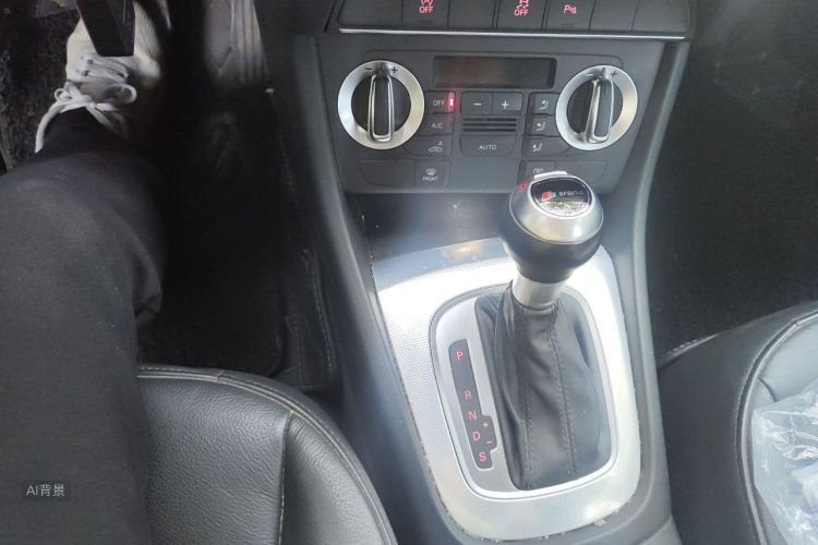 Audi Q3 2016 car image #16