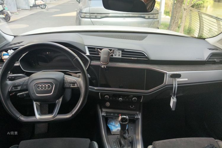Audi Q3 2020 car image #11