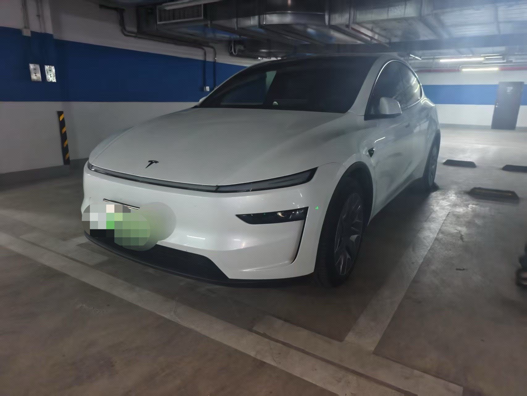 Tesla Model Y 2025 immagine di auto 
