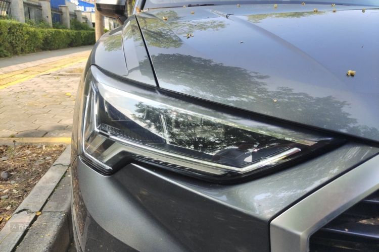 Audi Q3 2022 car image #8