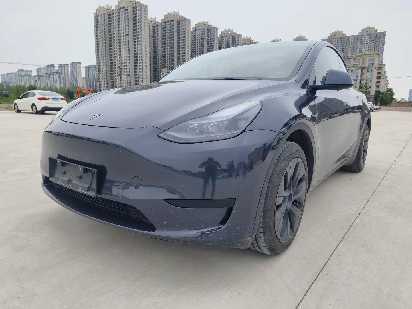 Tesla Model Y 2025 immagine di auto 