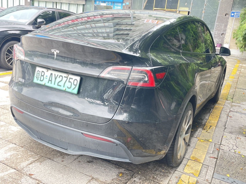 Tesla Model Y 2023 car image #4