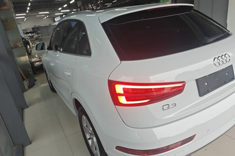 Audi Q3 2018 car image #5