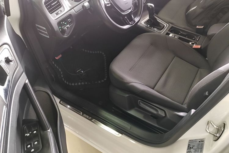 Volkswagen Golf 2017 car image #16