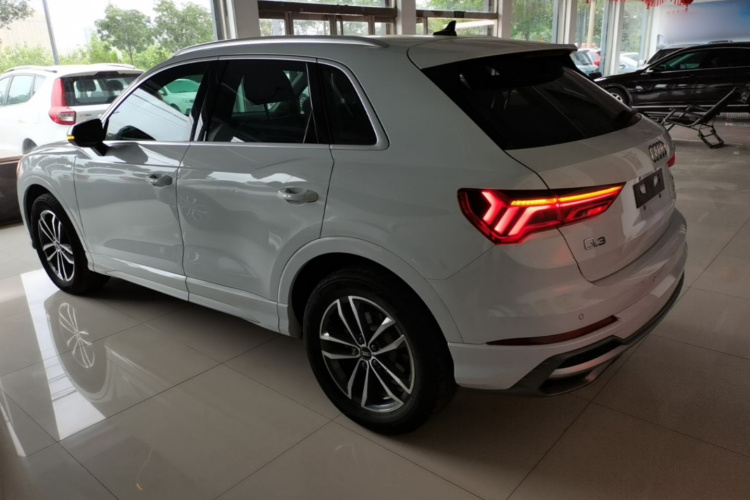 Audi Q3 2022 car image #5