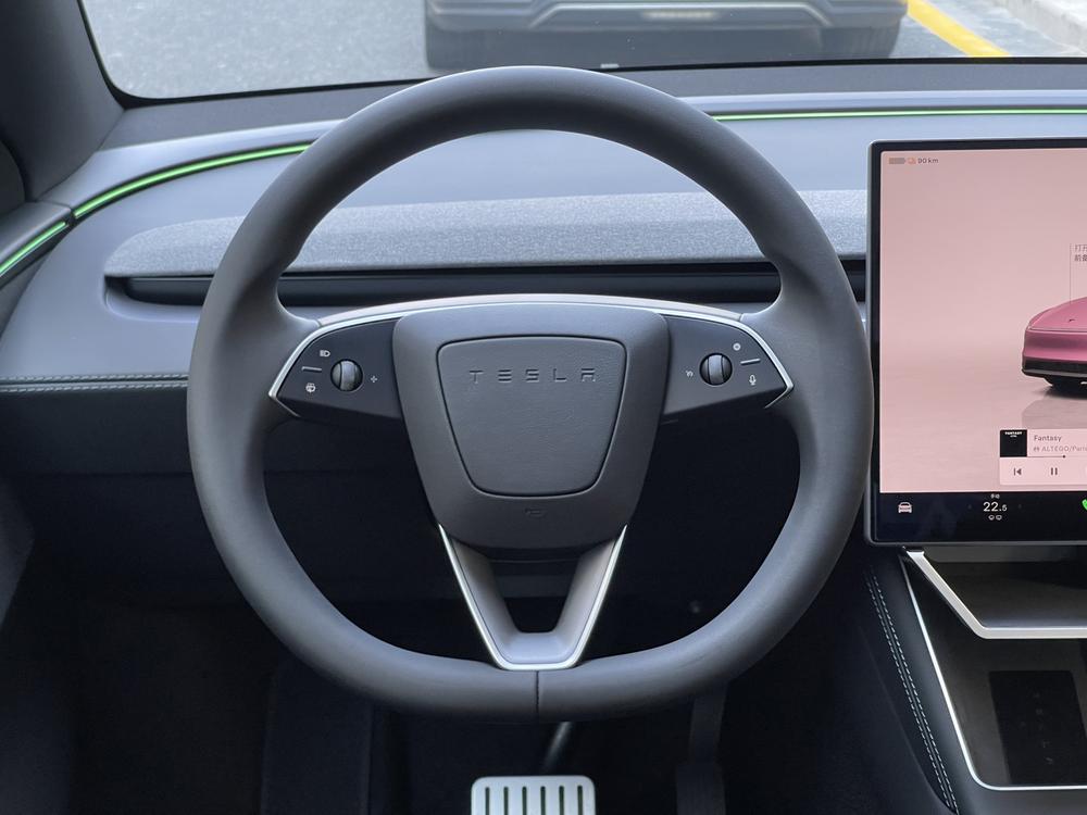 Tesla Model Y 2026 #16 Tesla Model Y 2026 صورة سيارة #16