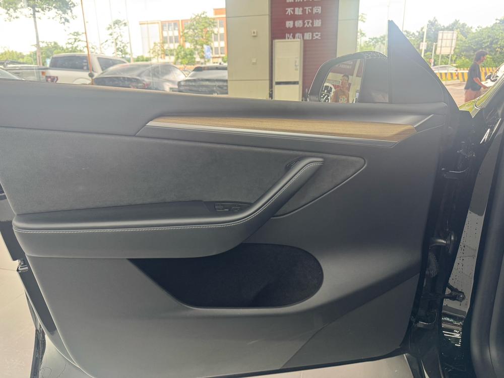 Tesla Model Y 2023 car image #12