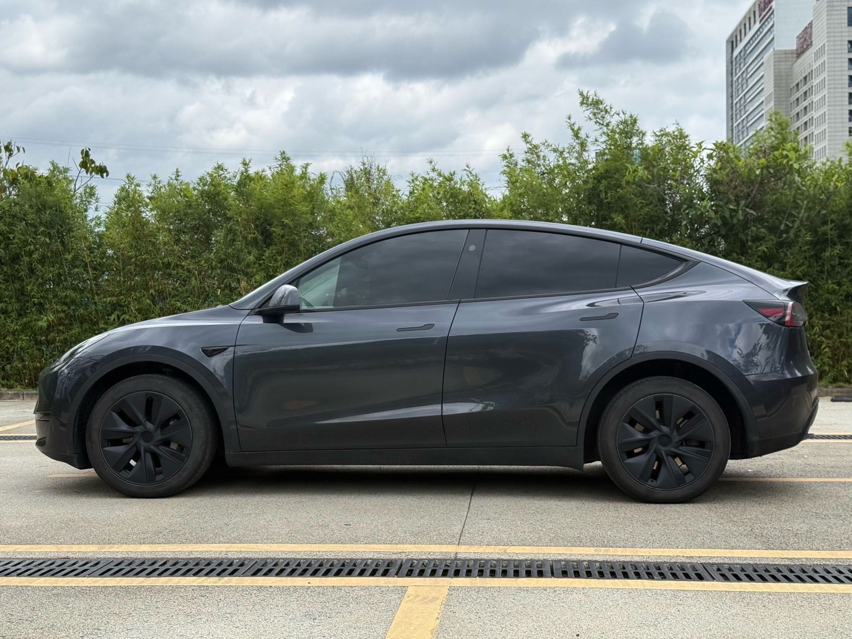 Tesla Model Y 2024 car image #12