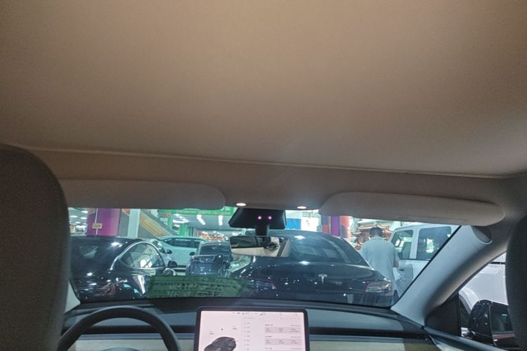 Tesla Model Y 2023 car image #18