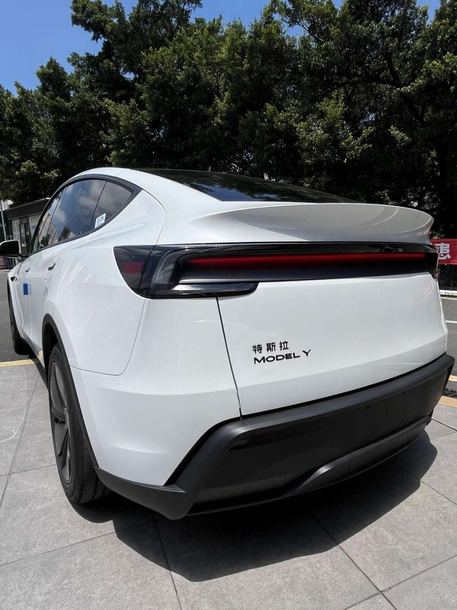 Tesla Model Y 2026 car image #2