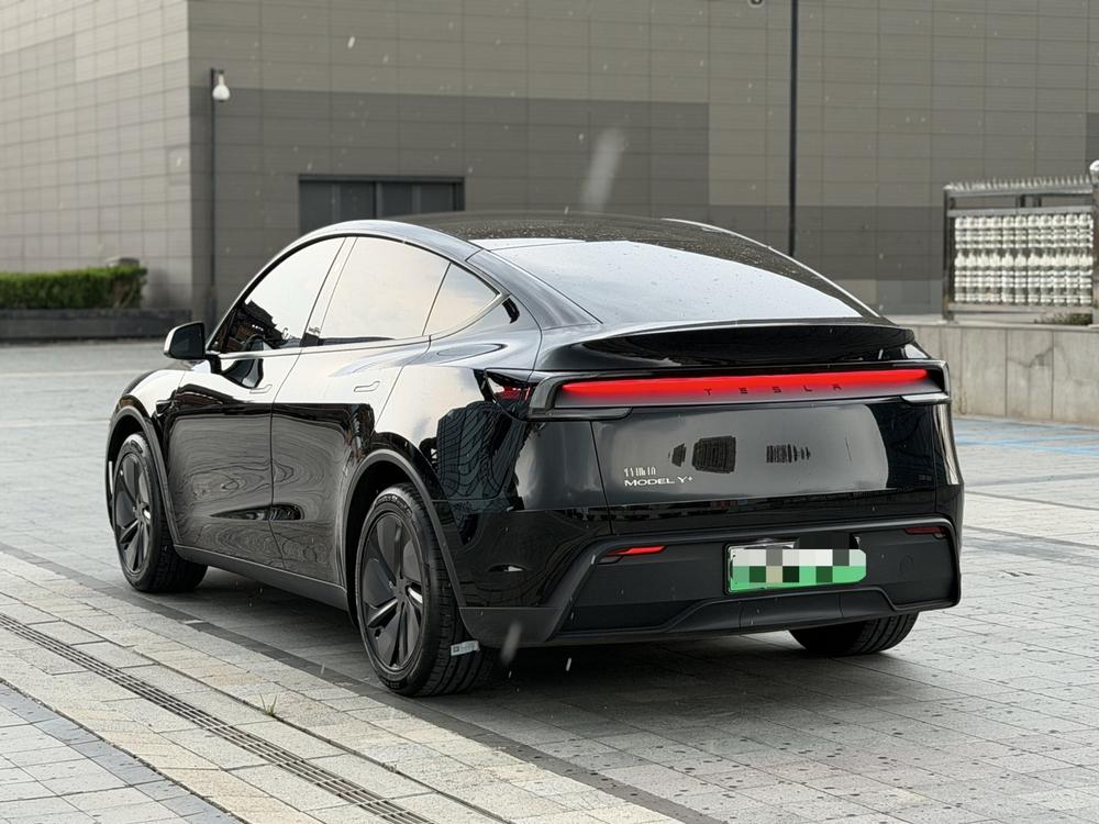 Tesla Model Y 2025 #4 Tesla Model Y 2025 car image #4