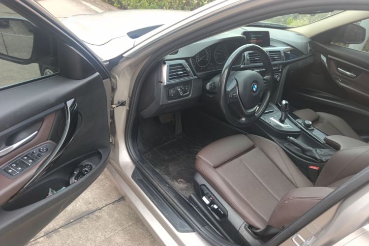 BMW 3 Series 2018 car image #16