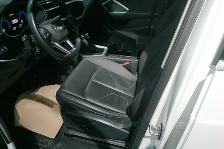 Audi Q3 2021 car image #15