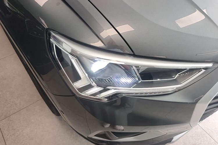 Audi Q3 2021 car image #8