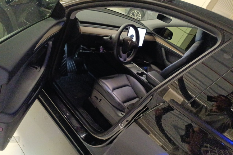 Tesla Model Y 2021 car image #18