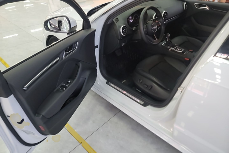 Audi A3 2018 car image #16