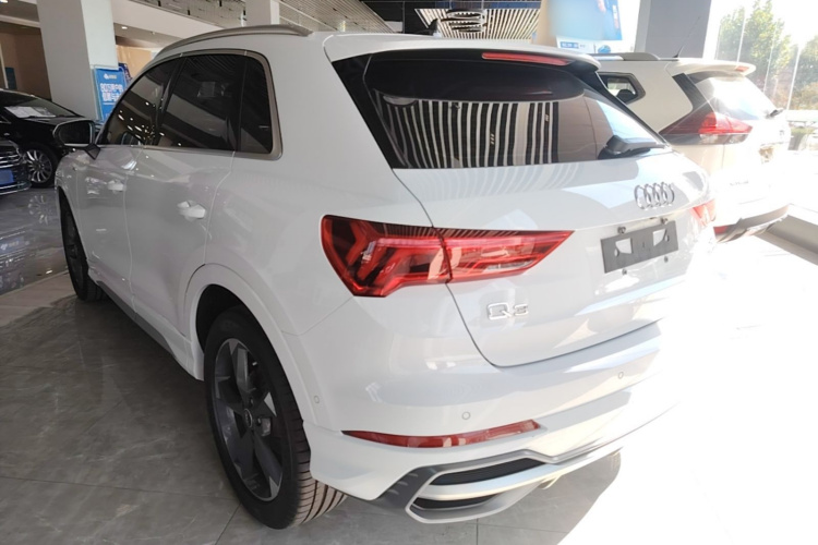 Audi Q3 2022 car image #5
