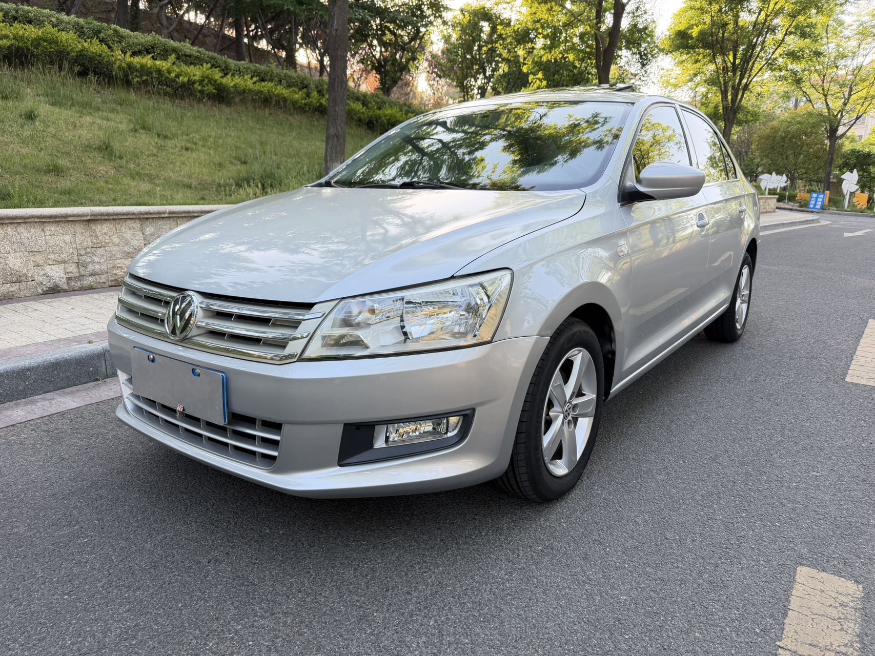 Volkswagen Santana 2013 car image 