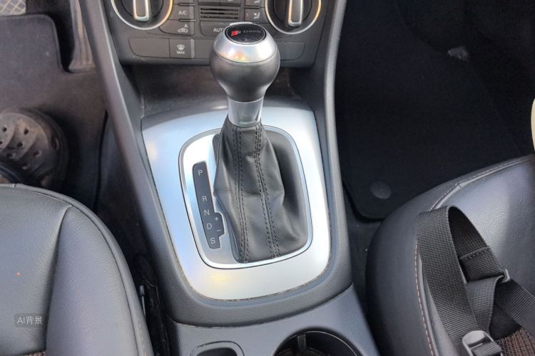 Audi Q3 2019 car image #16