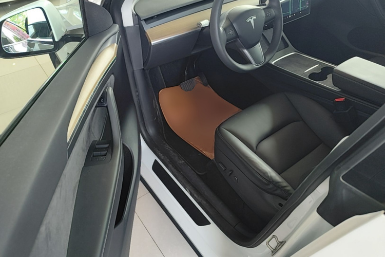 Tesla Model Y 2021 car image #16