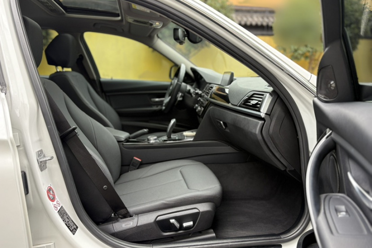 BMW 3 Series 2017 car image #23